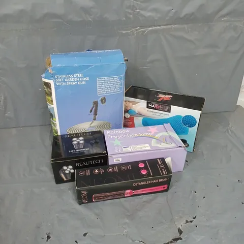 APPROXIMATELY 10 ASSORTED ITEMS TO INCLUDE DETANGLER HAIR BRUSH, 5-IN-1 GROMING KIT, RAINBOW PROJECTION LAMP, ETC - COLLECTION ONLY