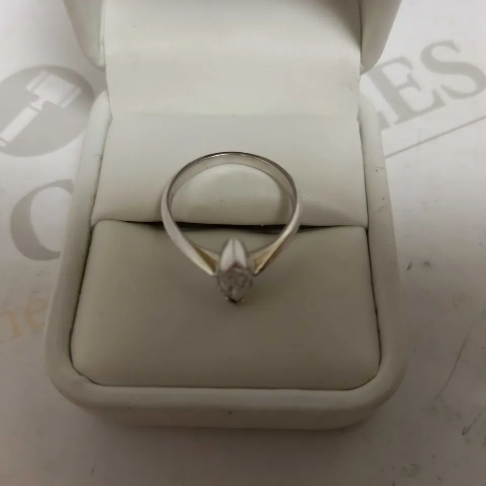 DESIGNER 18CT WHITE GOLD SOLITAIRE RING SET WITH A MARQUISE CUT DIAMOND WEIGHING +-1.01CT