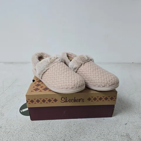 SKECHERS BLUSH CAMPFIRE SLIPPERS SIZE 5.5 BOXED