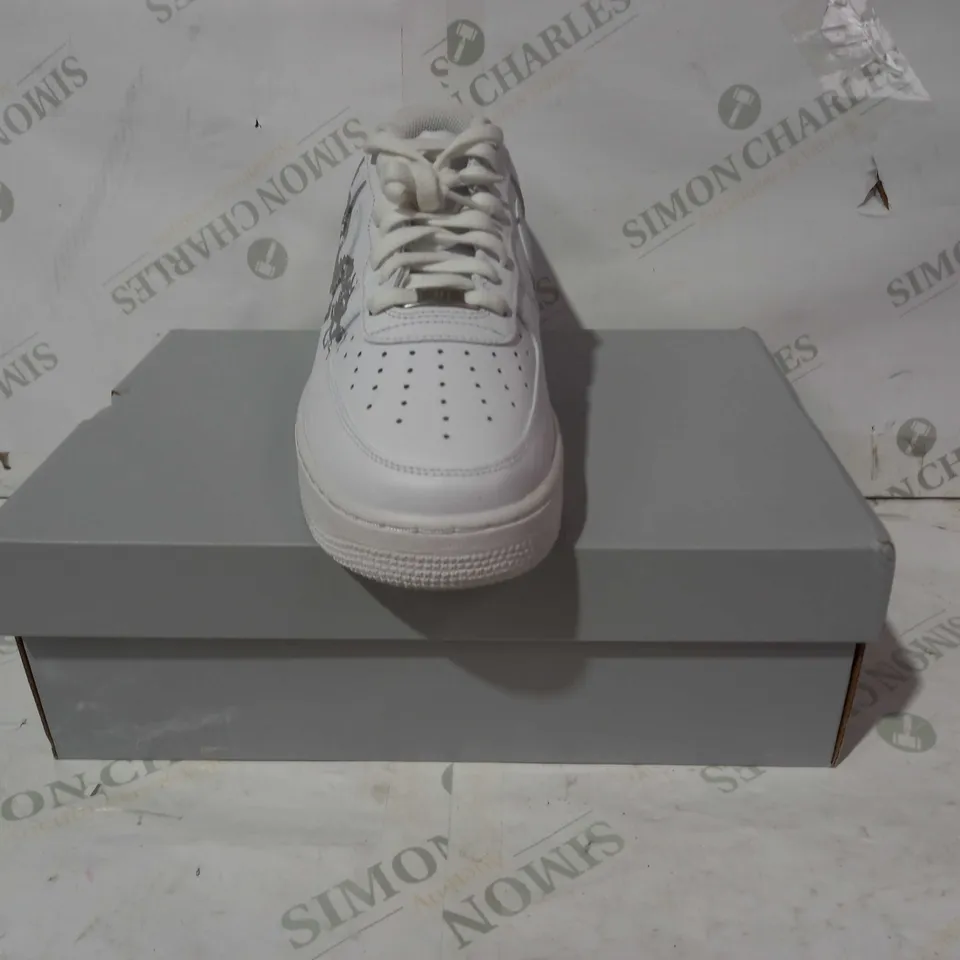 BOXED PAIR OF NIKE AIR FORCE 1 SHOES IN WHITE W. DRAGON DESIGN UK SIZE 9.5