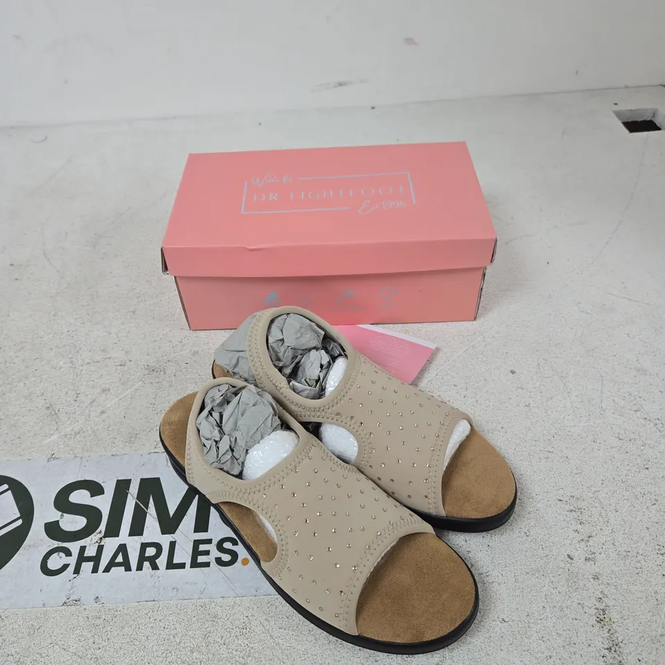 DR LIGHTFOOT WIDE FIT TAUPE SANDALS – UK 7