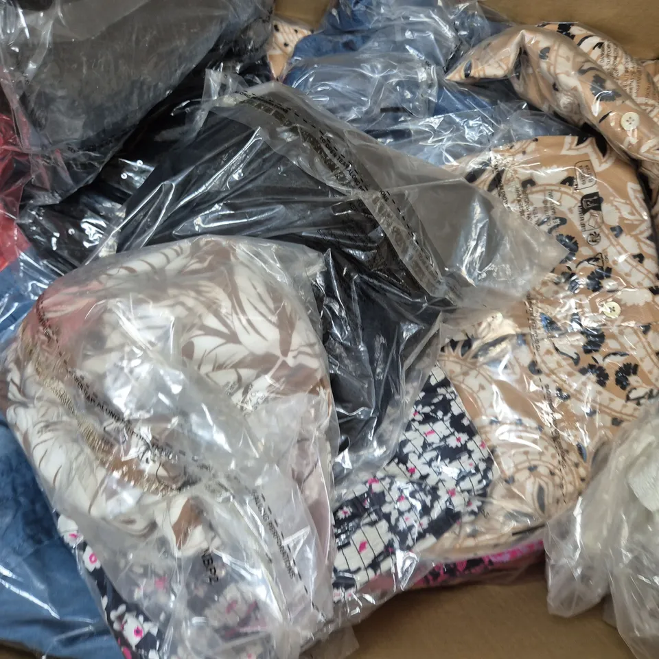 BOX OF APPROXIMATELY 15 ASSORTED CLOTHING AND FASHION ITEMS IN VARIOUS STYLES, SIZES, AND COLOURS, ETC - COLLECTION ONLY