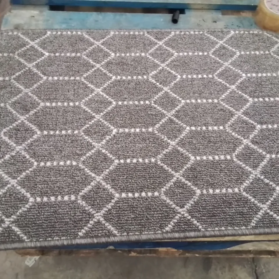 QUALITY DESIGNER AREA RUG - APPROXIMATELY 75X50CM