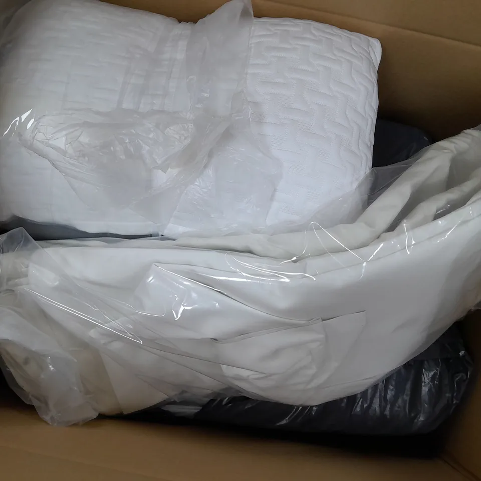 APPROXIMATELY 5 ASSORTED ITEMS TO INCLUDE YOGA MAT, DUNELM BARKWEAVE CUSHION 