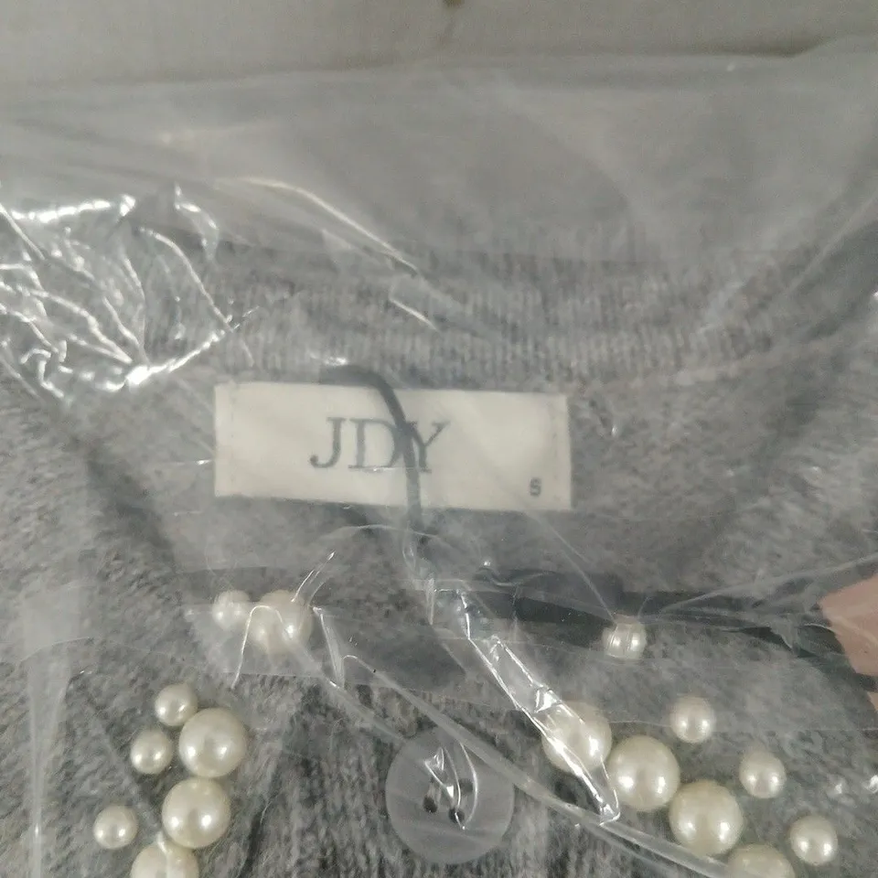 JDY GREY KNITTED CARDIGAN – UK SIZE S WITH PEARL NECKLACE