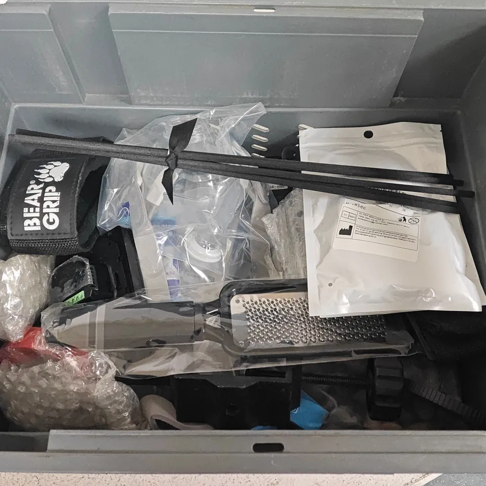 LOT OF APPROXIMATELY 17 ASSORTED HOUSEHOLD ITEMS TO INCLUDE KNURLED T-BARS, SCREW EXTRACTOR SETS AND LETTER STAMPS