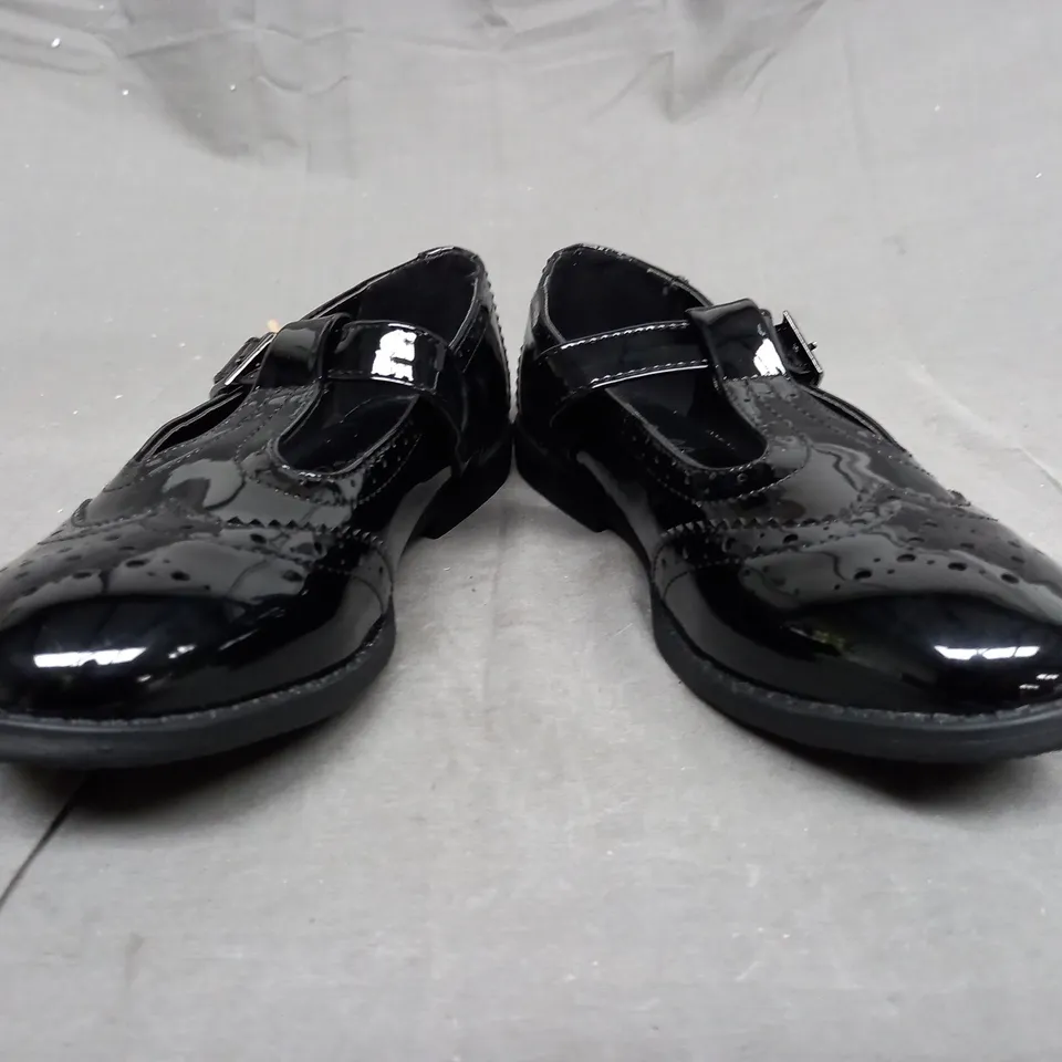 BOX OF APPROXIMATELY 10 LILLEY SHOES IN BLACK. - VARIOUS SIZES