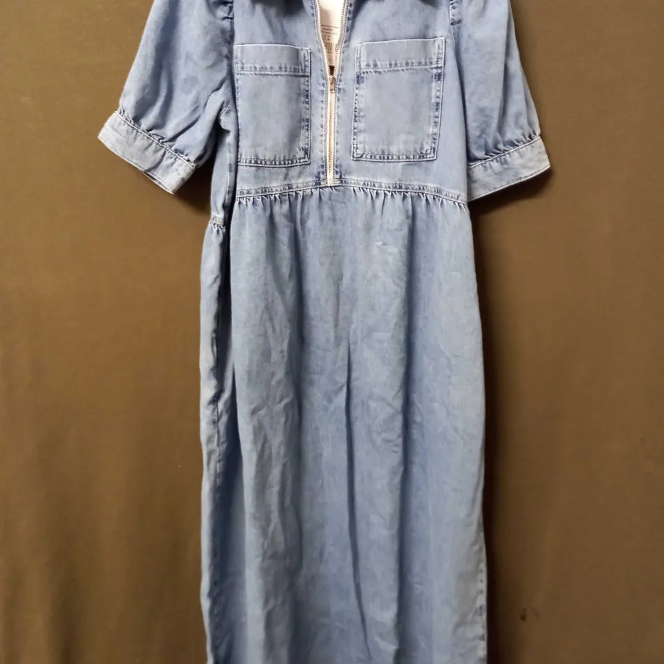 ALIGNE GABRIELLA SHORT SLEEVE LIGHT WASH DENIM DRESS IN LIGHT BLUE - UK 10