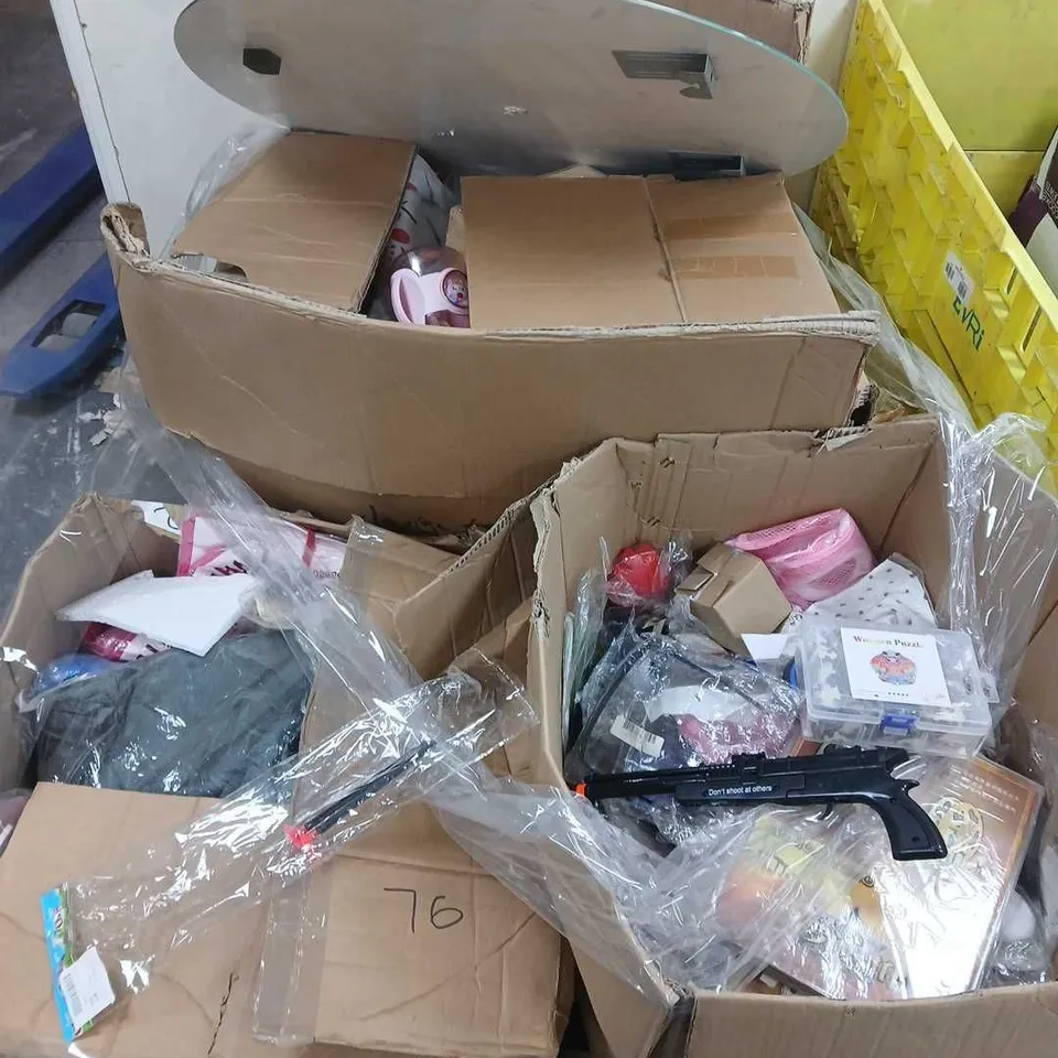 PALLET OF LARGE QUANTITY OF ASSORTED ITEMS TO INCLUDE TOYS, CLOTHING ITEMS, WATER BOTTLES, ETC - COLLECTION ONLY