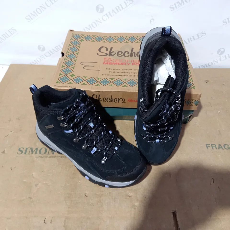 BOXED PAIR OF SKECHERS BLACK BOOTS - SIZE 8