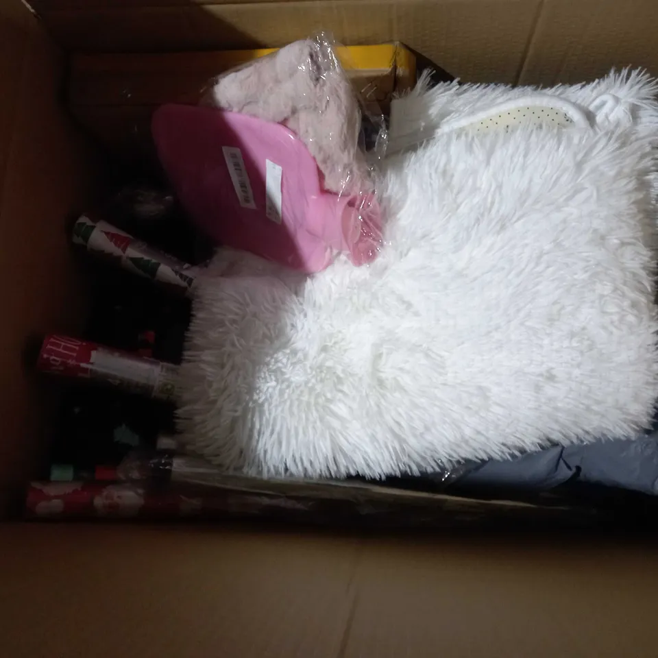APPROX. 20 HOUSEHOLD ITEMS TO INCLUDE FLEECE, SHELL TAP COVER, BLANKET