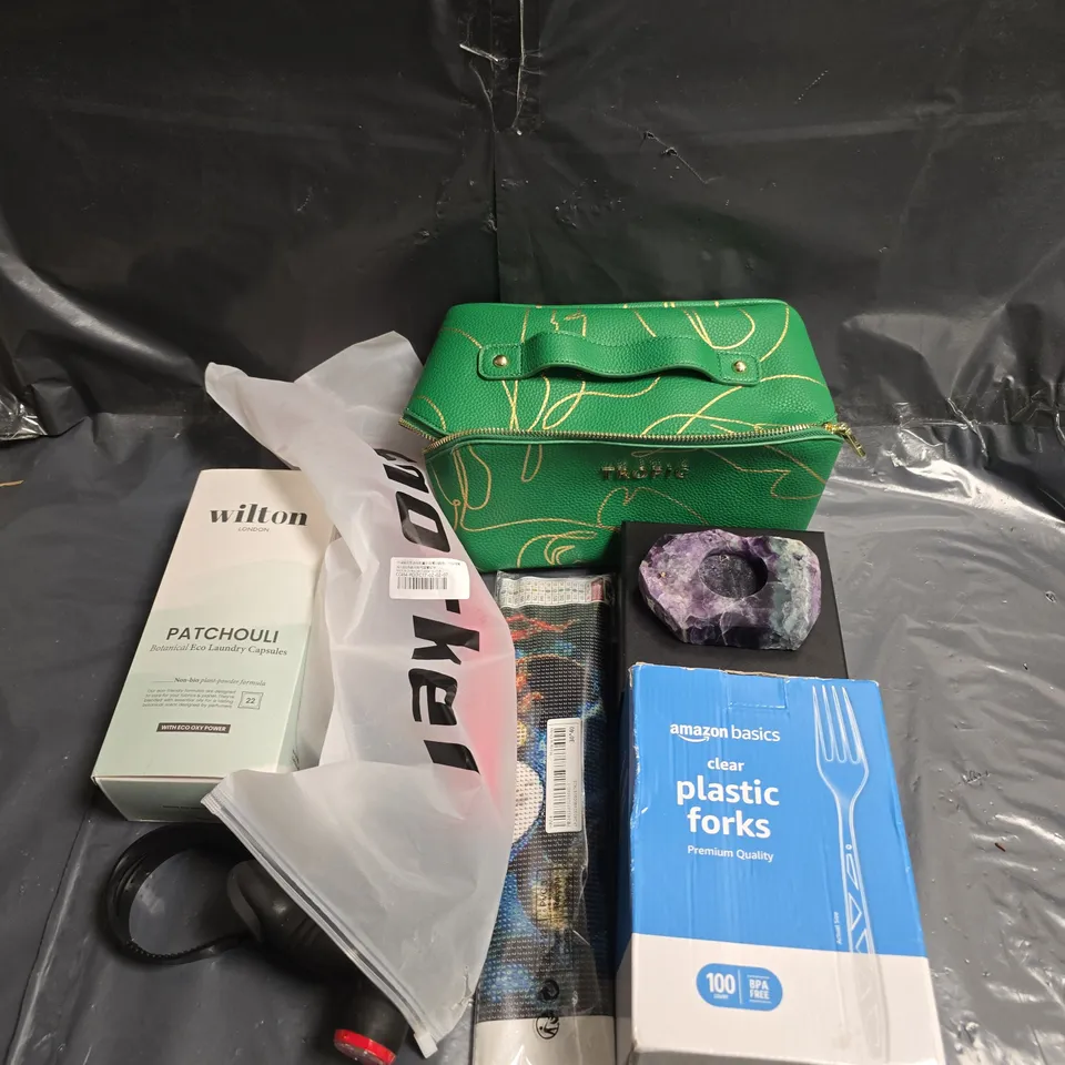 BOX OF APPROXIMATELY 12 ASSORTED HOUSEHOLD ITEMS TO INCLUDE - PLASTIC FORKS - TROPIC COSMETIC BAG - TEALIGHT HOLDER - ETC