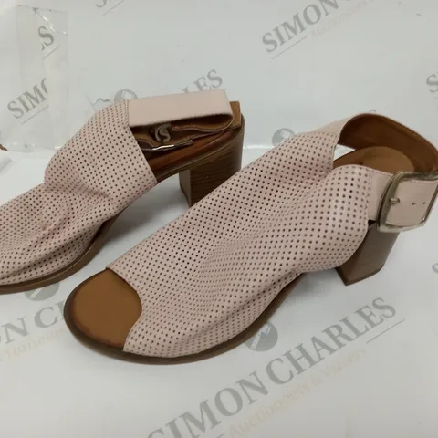 BOXED PAIR OF MODA LILAINE NUDE LEATHER SHOES - 40