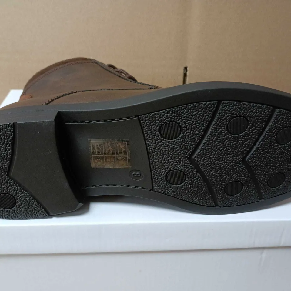 BOXED PAIR OF BUSINESS CLASS MENS BROWN LEATHER BOOTS - UK SIZE 8