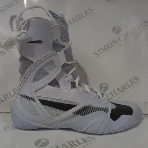 BOXED PAIR OF NIKE HYPERKO 2.0 IN WHITE/BLACK/GREY UK SIZE 10