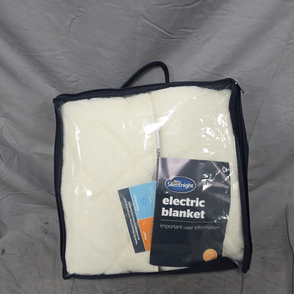 SILENTNIGHT ELECTRIC BLANKET – WHITE, IN NAVY CARRY CASE