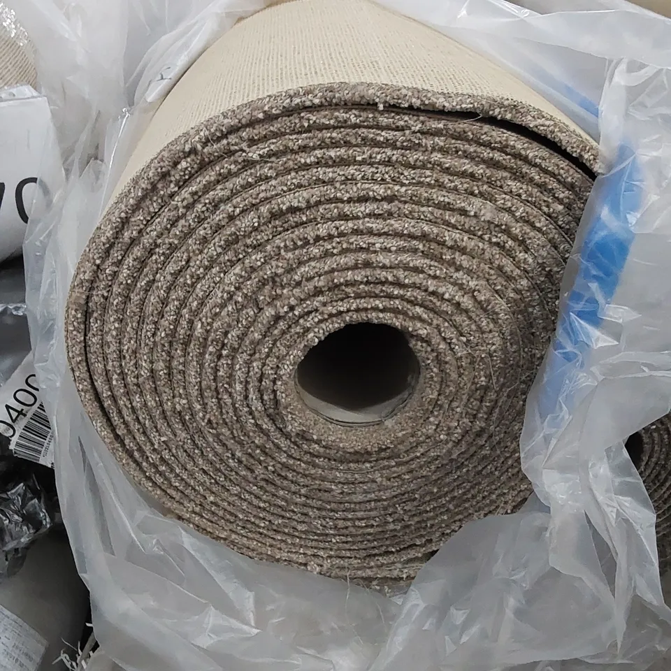 LARGE ROLL OF QUALITY LUXURY CARPET // SIZE UNSPECIFIED 