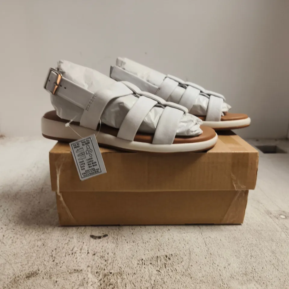 BOXED PAIR OF HEAVENLY SOLES BY JD WILLIAMS OPEN TOE SANDALS IN WHITE SIZE UK 6