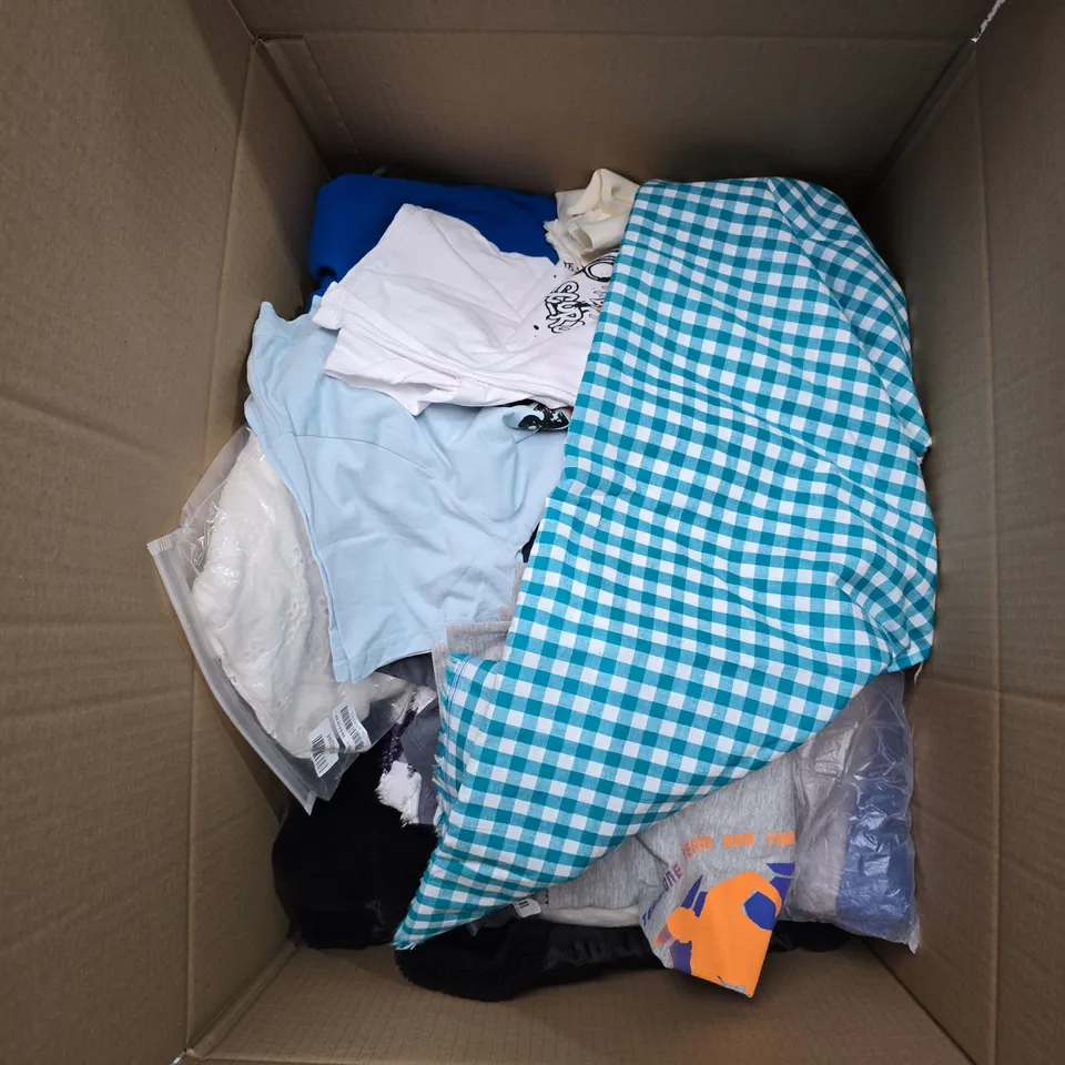 BOX OF APPROXIMATELY 20 ASSORTED CLOTHING ITEMS TO INCLUDE: DR MARTENS CARD HOLDER AND OREGON TSHIRT