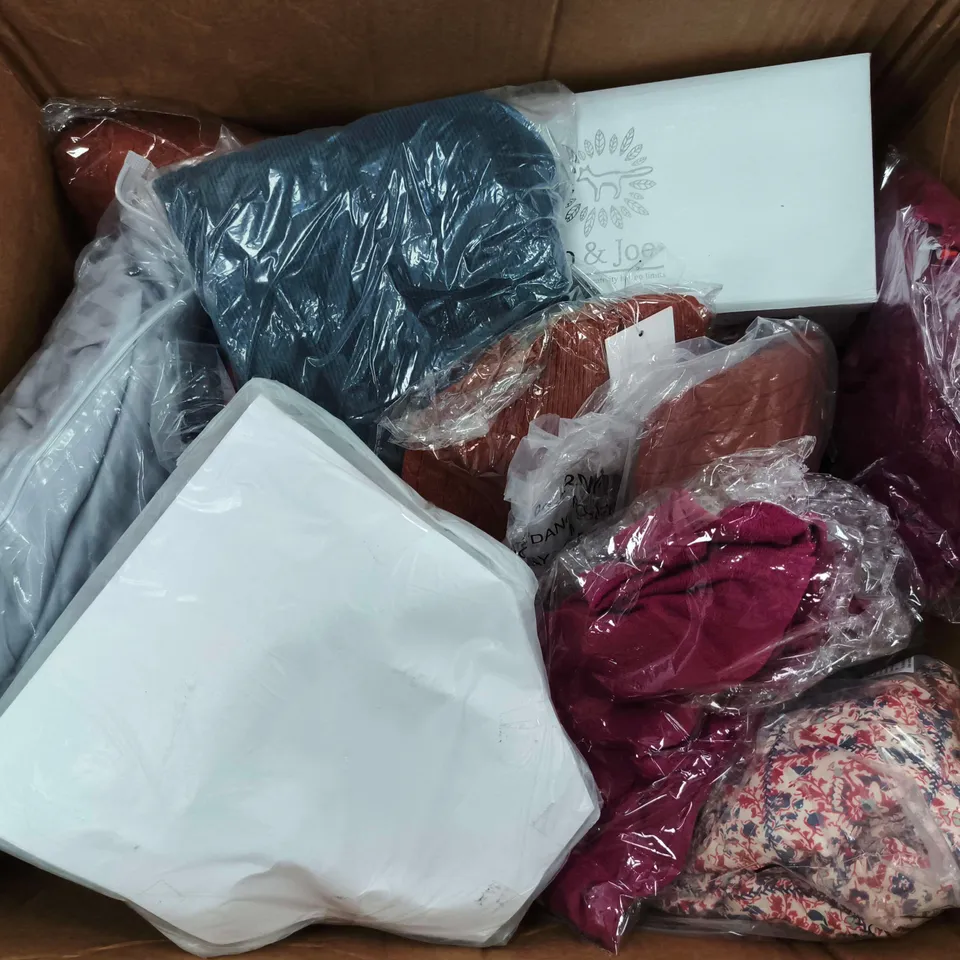 APPROXIMATELY 15 ASSORTED ITEMS TO INCLUDE HUSH HAVEN BEDDING SET, JO&JOES SLIPPERS, &MAISI CLOTHING ITEMS, ETC - COLLECTION ONLY