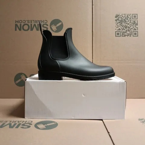 BOXED PAIR OF FESTIVAL WELLINGTON BOOTS IN BLACK SIZE UK 3