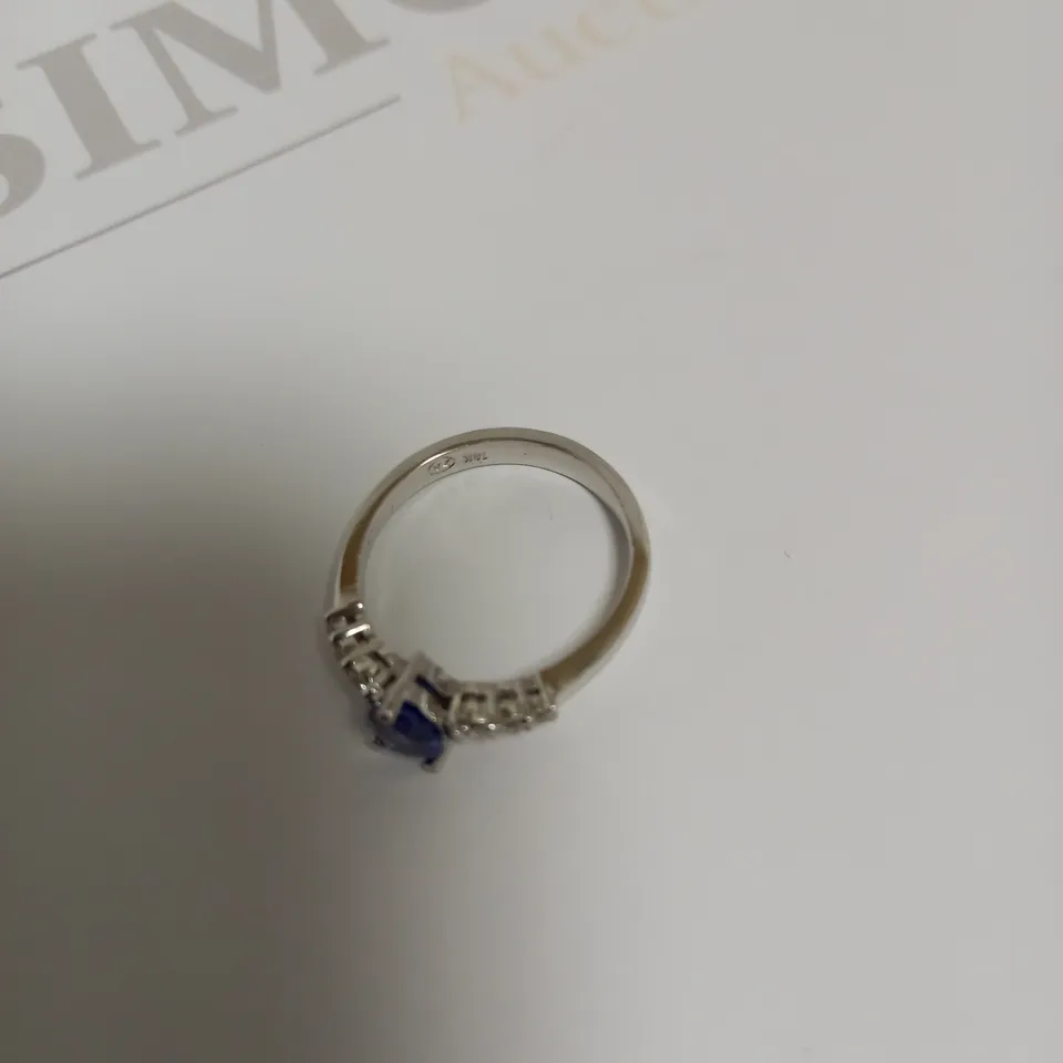 DESIGNER 18CT WHITE GOLD RING SET WITH A PEAR SHAPED TANZANITE & DIAMONDS TO SHOULDER, WEIGHT +-0.88CT