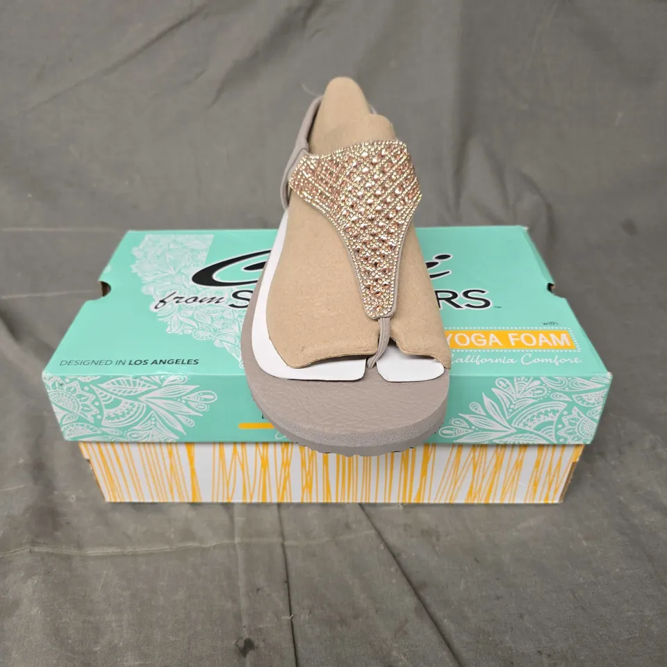 BOXED PAIR OF SKECHERS ROCKSTAR SANDALS - 8