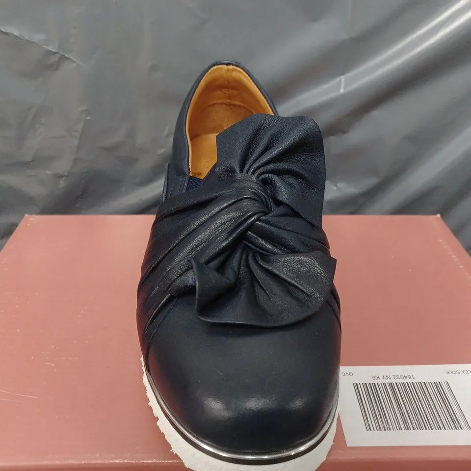 BOXED MODA IN PELLE ANETTE LEATHER BOW TWIST UPPER WITH FLEX SOLE TRAINERS IN NAVY - SIZE 39