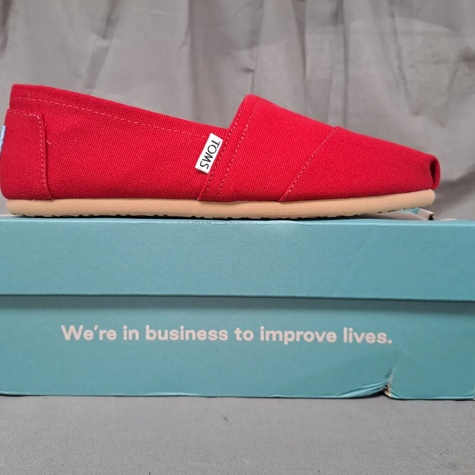 BOXED PAIR OF TOMS ALPARGATA SLIP-ON CANVAS SHOES IN RED UK SIZE 6