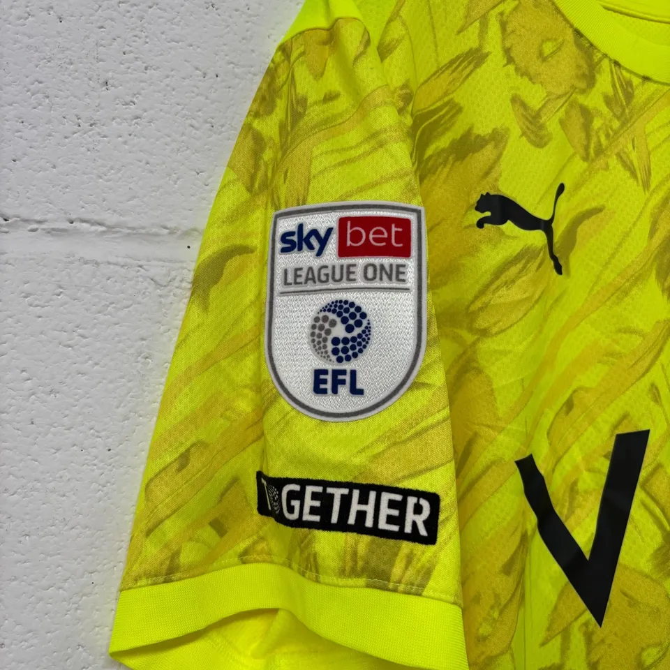 STOCKPORT COUNTY F.C LEAGUE ONE MATCH WORN AWAY GOLEKEEPERS SHIRT IN FLUO YELLOW - UK L / ANDREW WOGAN #32