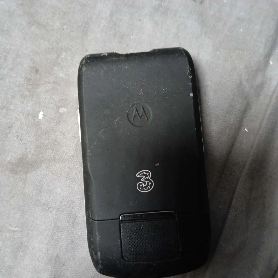 MOTOROLA MOBILE FLIP PHONE – THREE NETWORK BRANDING, 2.0 MP CAMERA