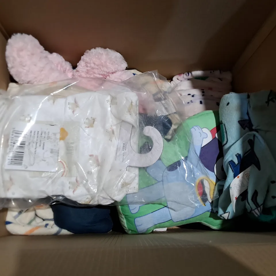 LOT OF APPROXIMATELY 15 ASSORTED BEDDING AND SOFT FURNISHING  ITEMS TO INCLUDE DUVET SETS, SHEETS AND TOWELS 