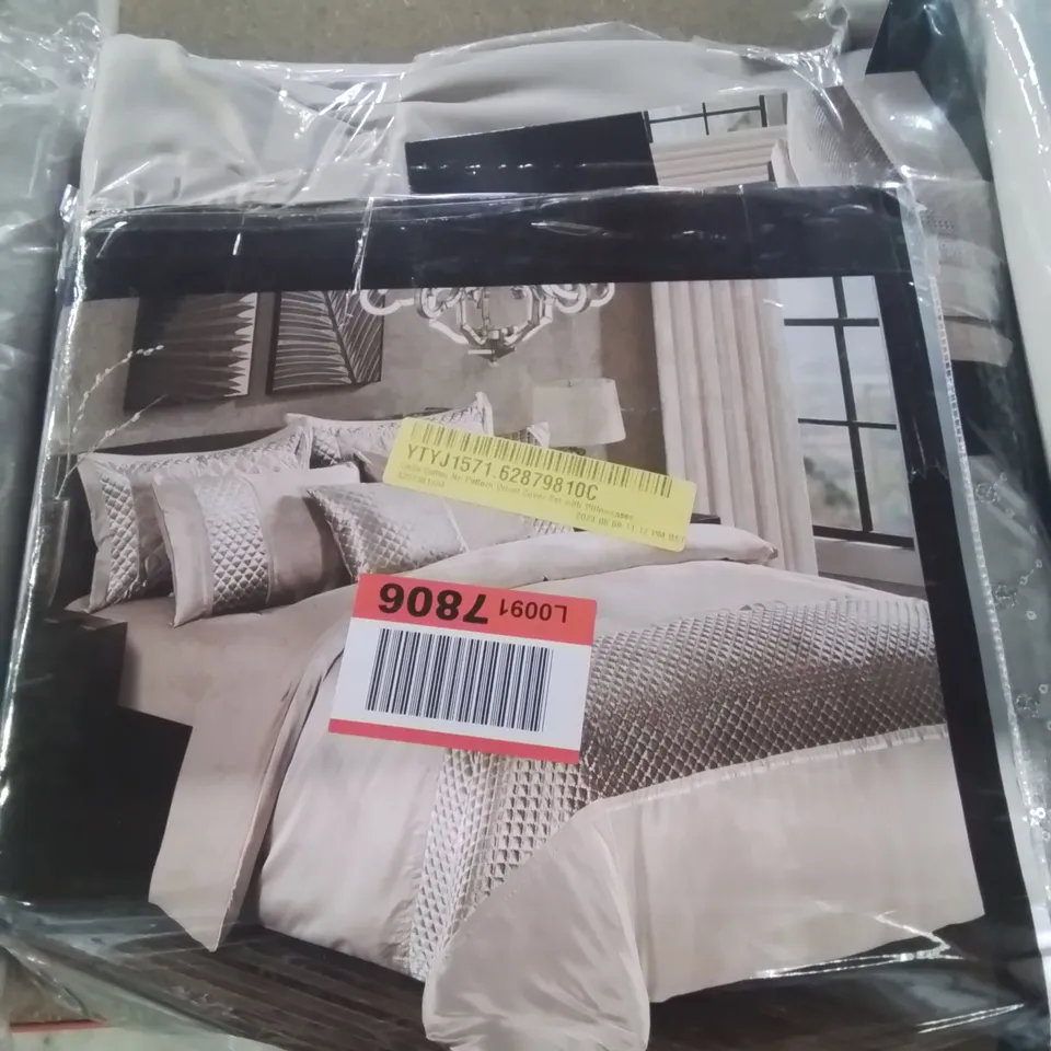 LOT CONTAINING VARIOUS CURTAINS DUVET COVERS ETC. (SIZES AND COLOURS VARY)