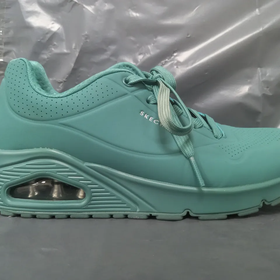 PAIR OF SKECHERS SHOES IN TEAL SIZE 4.5
