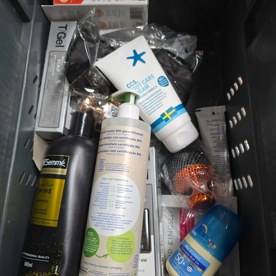 APPROXIMATELY 20 ASSORTED HEALTH & BEAUTY PRODUCTS TO INCLUDE - ELF SETTING MIST - SOAP & GLORY BODY BUTTER - WET N WILD FOUNDATION - ETC