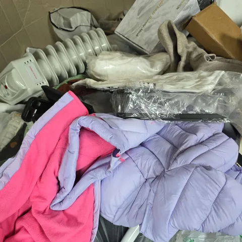 PALLET OF ASSORTED ITEMS TO INCLUDE CLOTHING AND HOUSEHOLD ITEMS