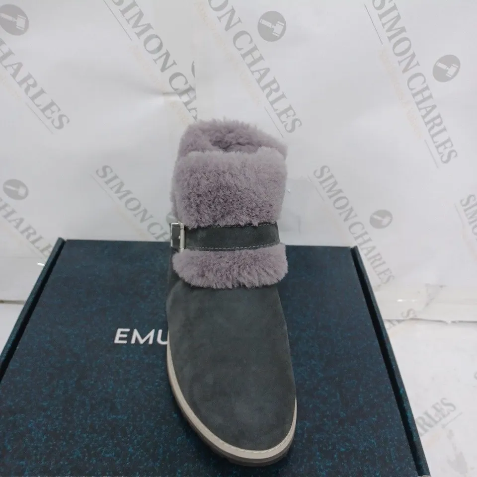 BOXED PAIR OF EMU OXLEY FUR CUFF BOOTS SIZE 6