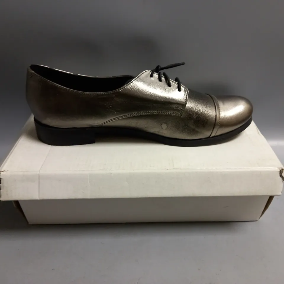 BOXED VIVIAN BROGUE LADIES FLAT SHOES METALLIC. SIZE 6