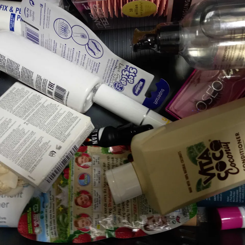 LOT OF APPROXIMATELY 20 ASSORTED HEALTH & BEAUTY ITEMS, TO INCLUDE BODY MIST, BATH SALTS, BROW DYE, ETC