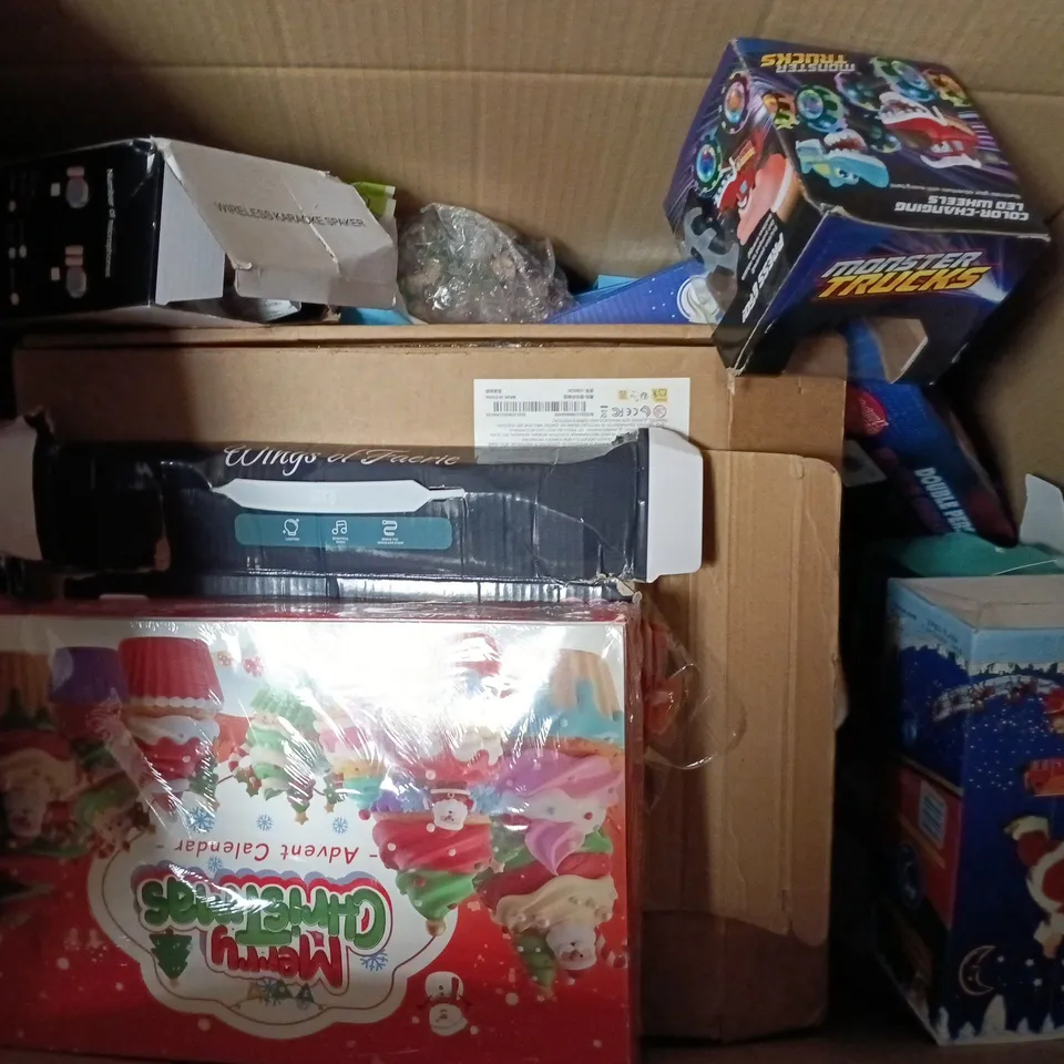 LARGE QUANTITY OF ASSORTED TOYS AND GAMES TO INCLUDE - RUGBY BALL, GOALKEEPER GLOVES AND KARAOKE SYSTEM 