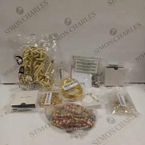 BOX TO CONTAIN APPROX. 10 X ASSORTED ITEMS OF JEWELLERY. INCLUDES NECKLACES, EARRINGS, BRACELETS ETC. BRANDS VARY 