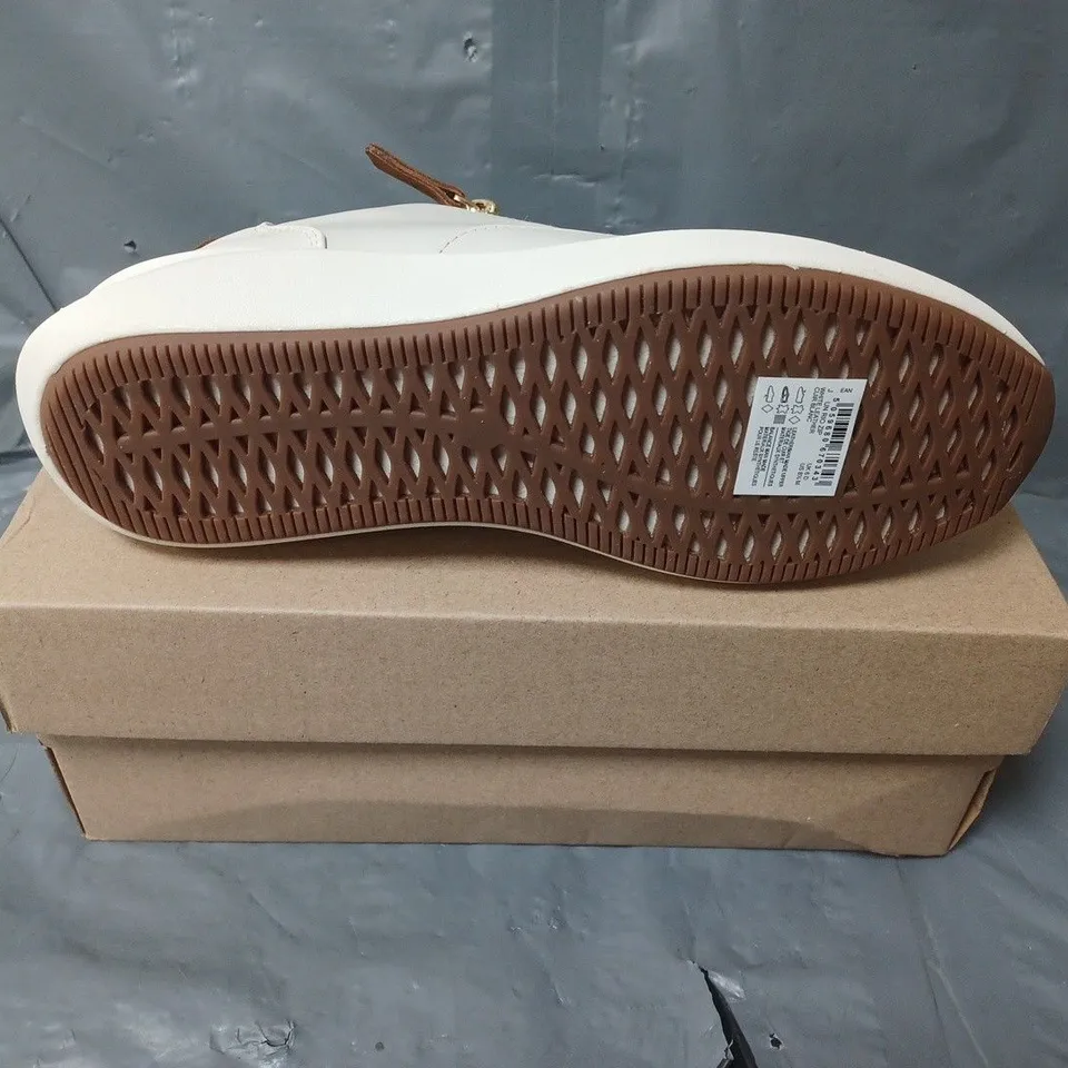 BOXED PAIR OF CLARKS CREAM LEATHER TRAINERS - UK SIZE 6