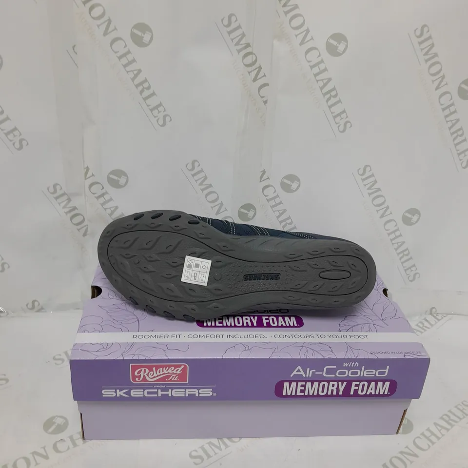 PAIR OF SKETCHERS AIR COOLED TRAINERS SIZE 7