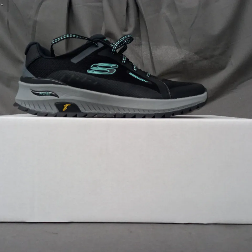 BOXED PAIR OF SKECHERS ARCH FIT TRAINERS IN BLACK SIZE 3.5