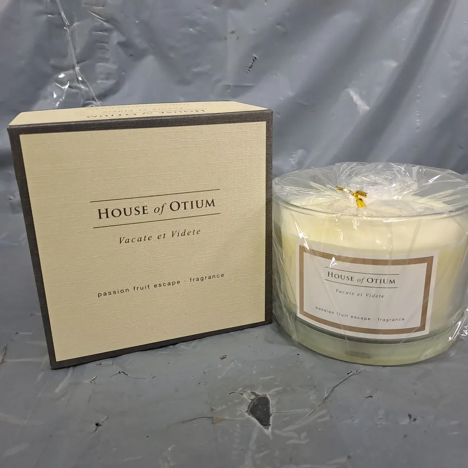 BOXED HOUSE OF OTIUM PASSION FRUIT ESCAPE FRAGRANCED CANDLE (370g)