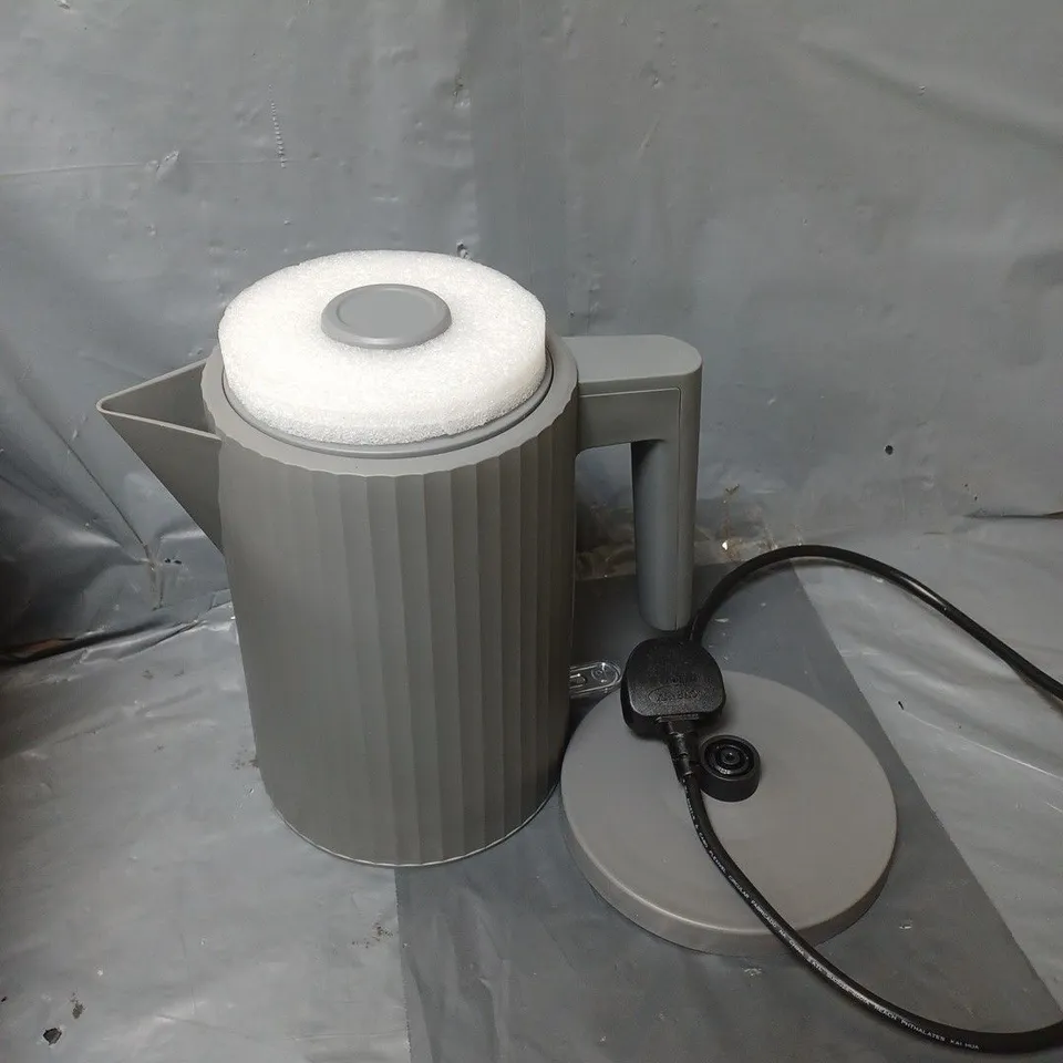 BOXED HOME FAST BOIL RIBBED KETTLE IN BLACK