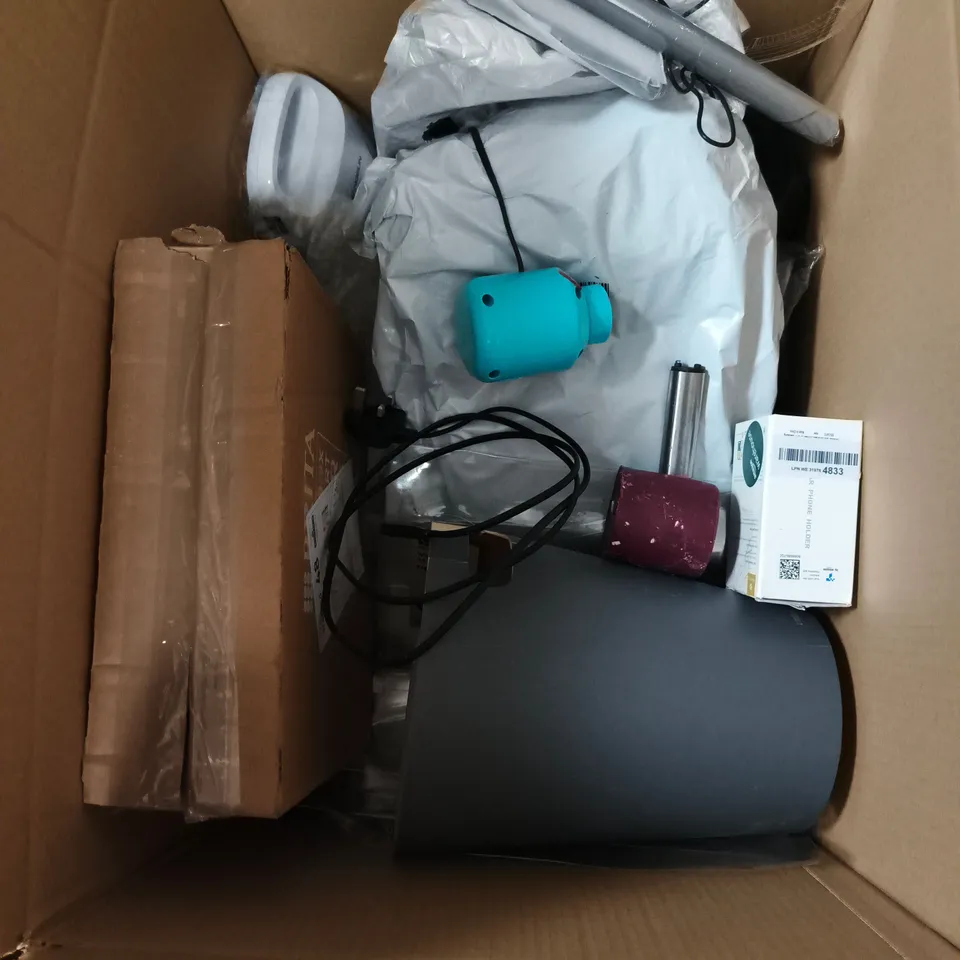 LARGE BOX OF APPROX 10 ASSORTED HOUSEHOLD ITEMS TO INCLUDE - EGG PAN - STORAGE BOXES - WATER JUG - ETC
