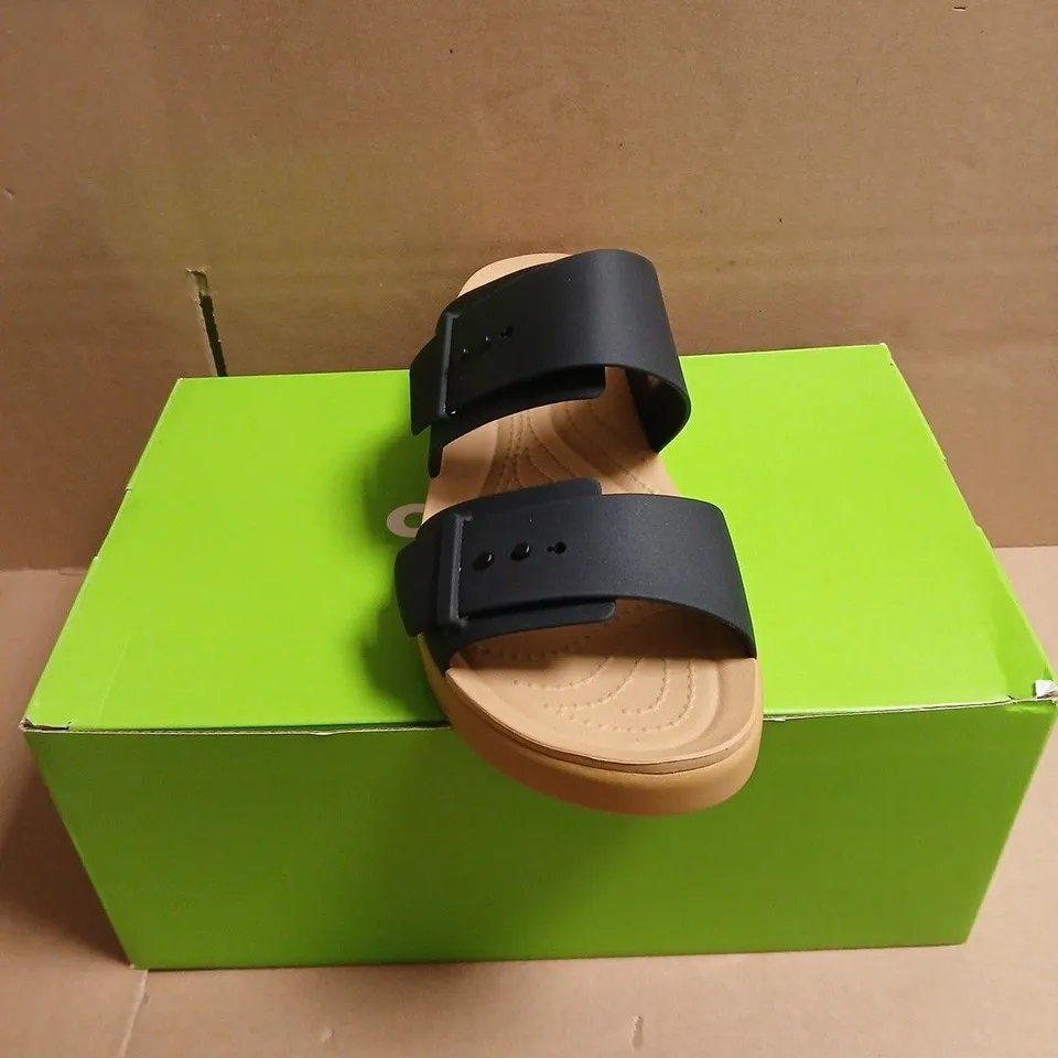 BOXED PAIR OF CROCS BROOKLYN BUCKLE LOW SANDALS – BLACK, UK 8