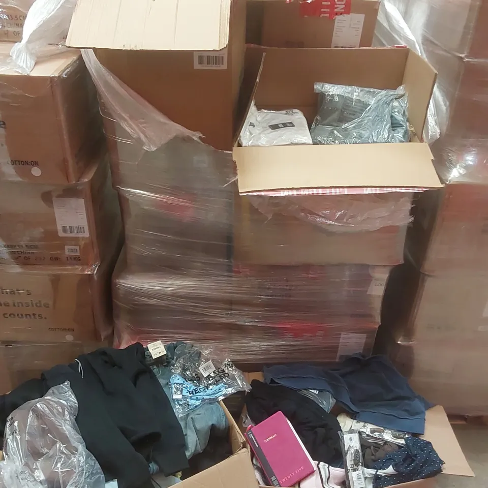PALLET CONTAINING A VERY LARGE QUANTITY OF BRAND NEW ASSORTED CLOTHING/ACCESSORIES INCLUDING: SUNGLASSES, JEANS, BIKINIS, T-SHIRTS, JUMPERS ECT