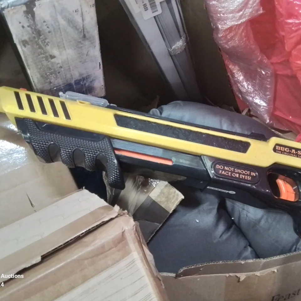 PALLET CONTAINING VARIOUS ITEMS TO INCLUDE SALT BUG ZAPPER, PET ACCESSORIES, TRUNKI ETC.